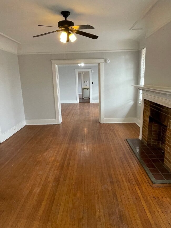 Building Photo - 1BD/1BA on Broadway St. Shared Laundry on ... Unit 1724- A