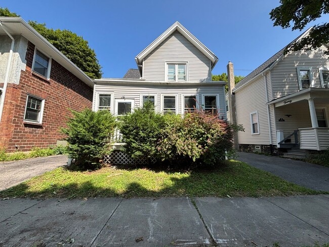 Building Photo - 4 Bedroom 2 Bath Single Family House!