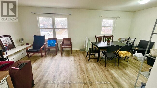 Photo - 81 United Square