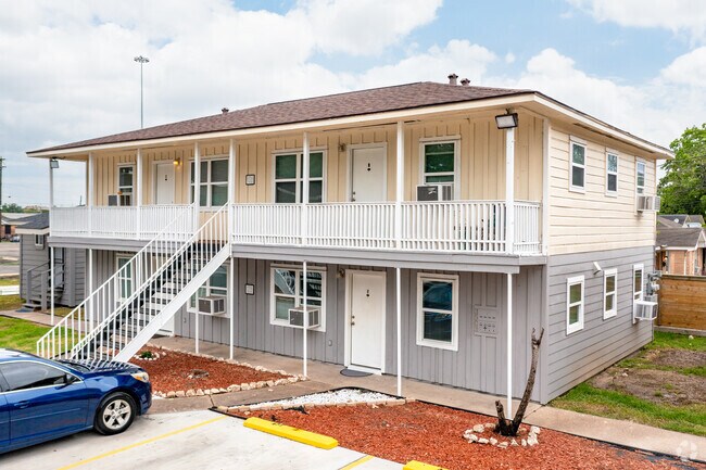 Unit Entrances and Parking - Brewster Living Apartments