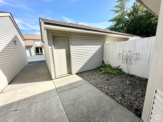 Building Photo - 2 Bedroom 1.5 Bath Townhome for Rent with ...