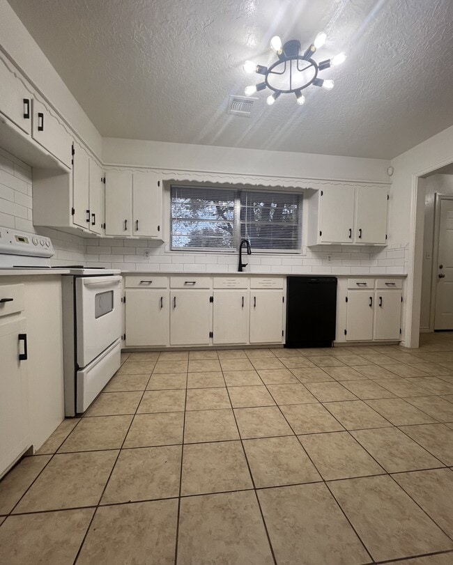 Photo - 1616 Chautauqua Ave