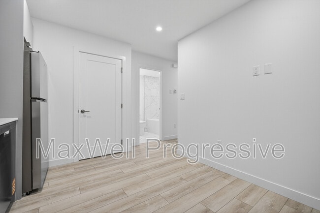 Photo - 10425-10470 70 Ave NW