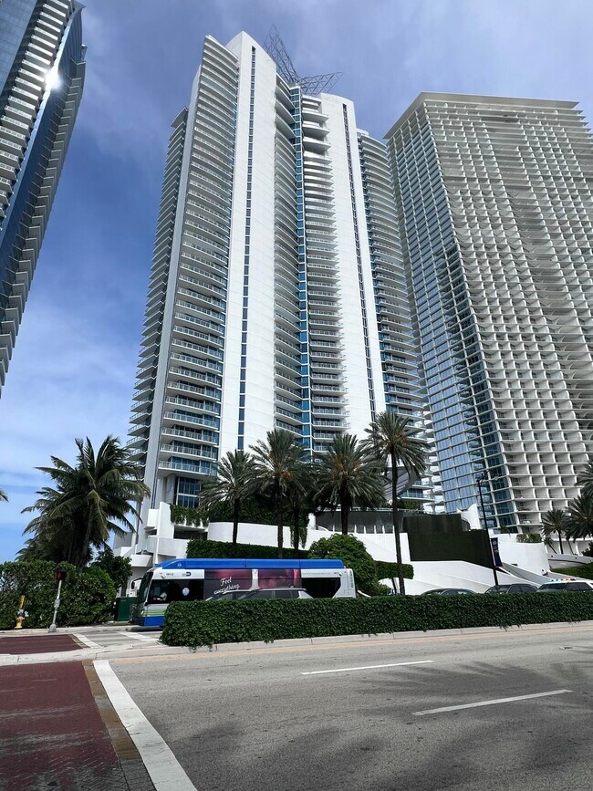Building Photo - 17001 Collins Ave Unit 1806