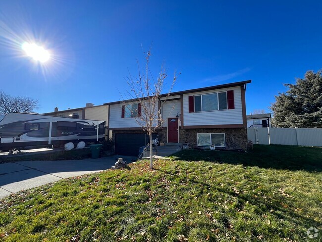 Building Photo - 3 Bedroom/2 Bathroom In West Jordan Rental