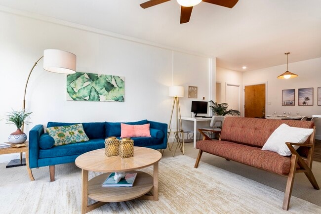 Salón moderno de estilo costero con asientos de West Elm y abundante luz natural. - 2221 Ocean Ave Unidad 202