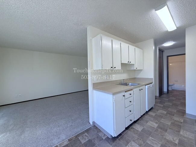 Photo - FREE Reserved Parking!!! Bright Sellwood 1 Bed Apartment w/New Carpet Unit 5804-1