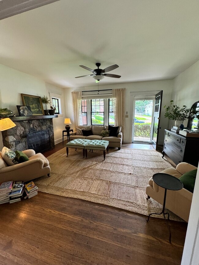 Sala de estar luminosa - 45 Hartweg Ave