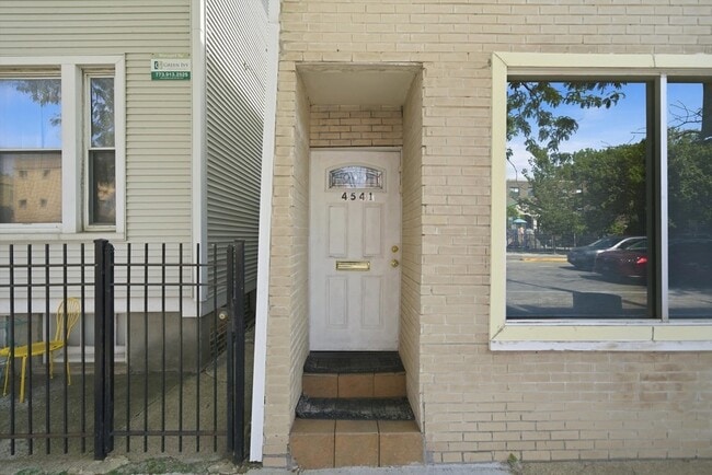 Photo - 4541 N Western Ave Unit 2