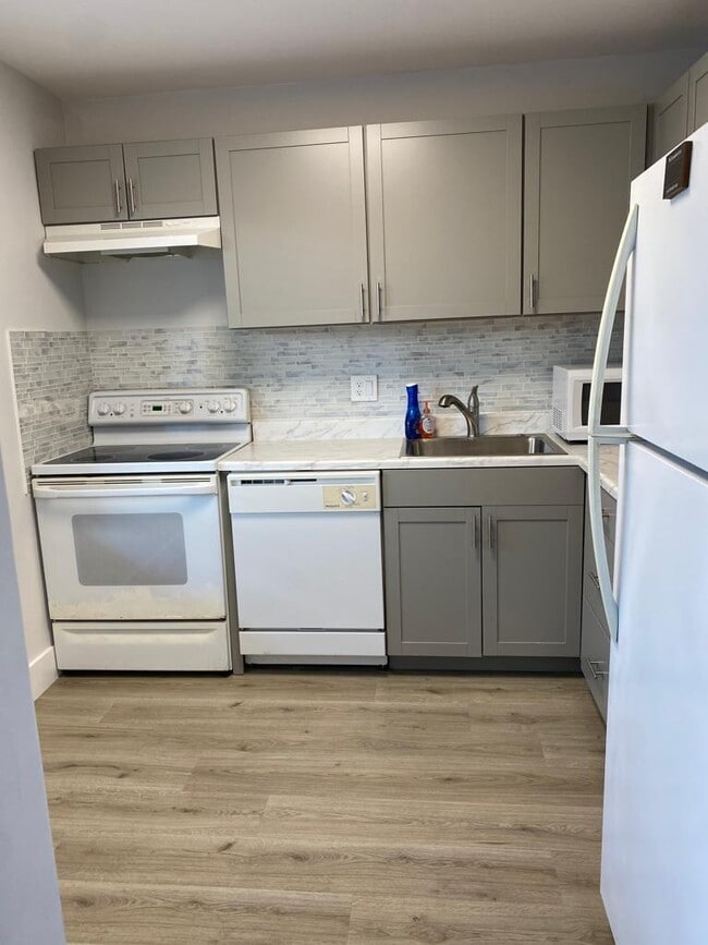 Building Photo - 19 Abbey Ln Unit 206