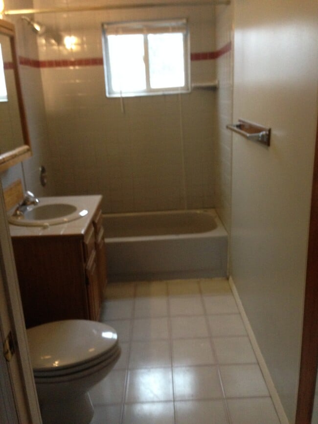 Bathroom - 34 N Elmhurst Ave Unit House