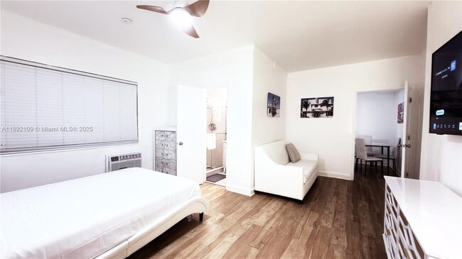 Building Photo - 545 Michigan Ave Unit 1