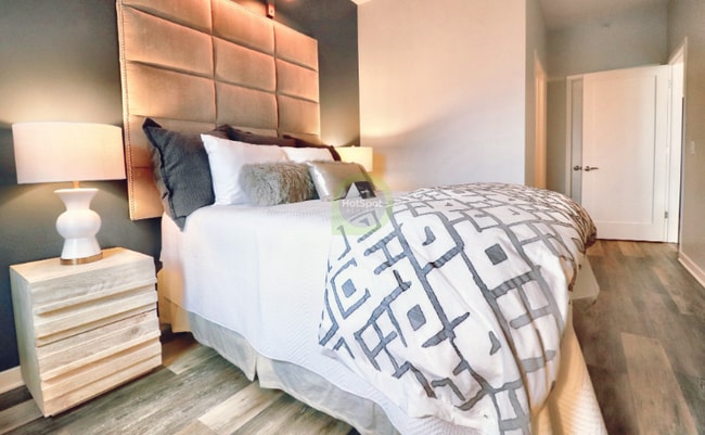 Photo - 472 W Erie St