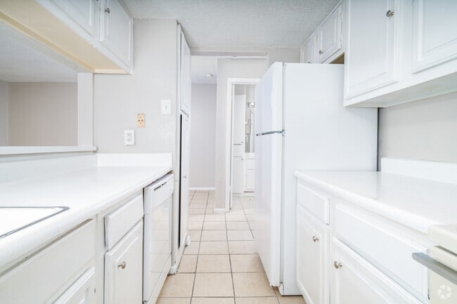 1BR, 1BA - 660SF - Kitchen - Woodbury Place