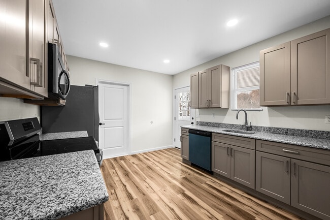 Photo - 346 Bennett St