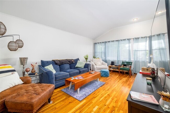 Building Photo - 270 W Hudson St Unit Upper Rental