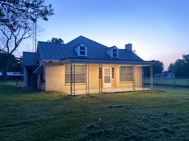 Building Photo - Farmhouse
