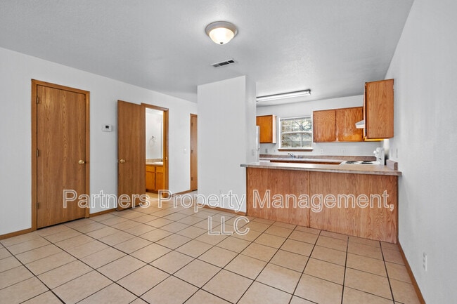 Photo - 896 Curtis Ave