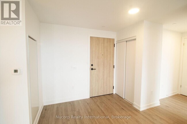 Photo - 799 The Queensway Unité 807