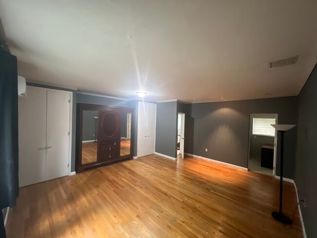 Building Photo - 100 NE 43rd St Rental