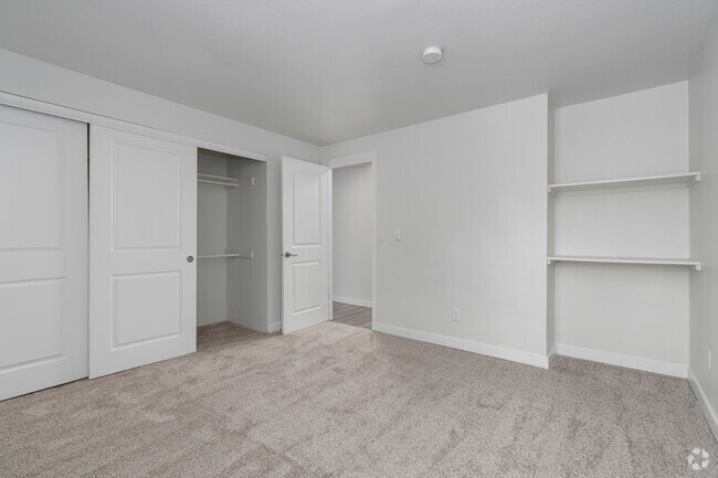 2BR, 2BA - 922SF - Secondary Bedroom