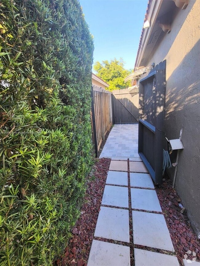 Building Photo - 9439 SW 162nd Ct Unit #B Rental