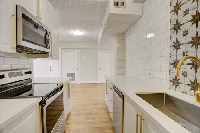 Photo - 1400 Hermann Dr Unit 15D