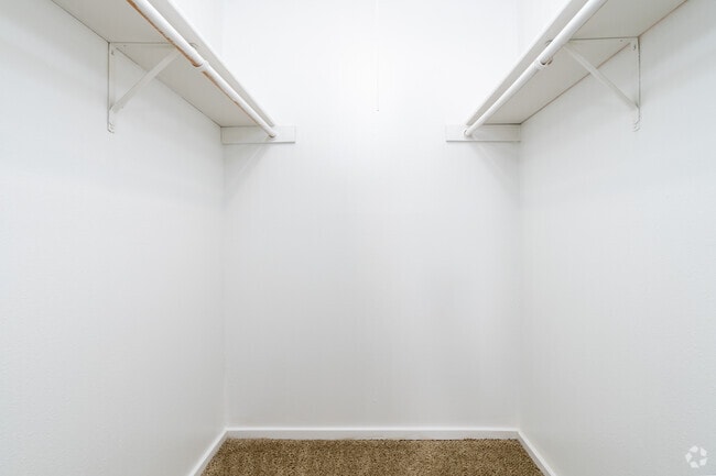 1BR, 1BA - 656SF - Closet