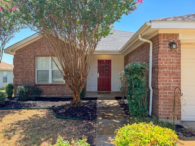 Building Photo - 3 Bed, 2 Bath Home in Burleson, TX