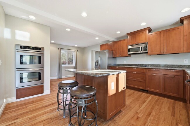 Photo - 5595 Birdview Heights