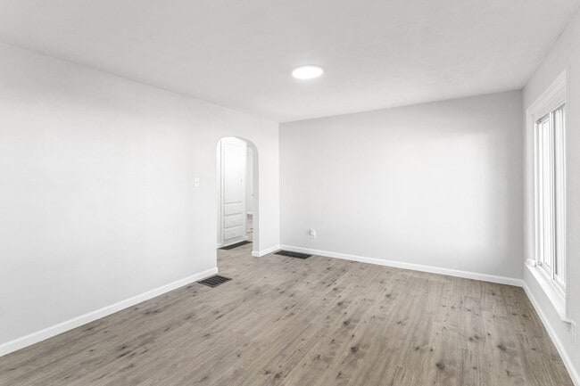 Photo - 1961 Dartmouth Ave