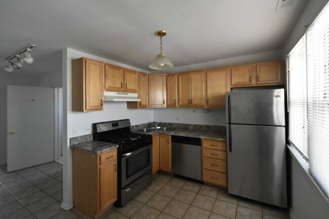 Photo - 3055 N Racine Ave Unit M06B