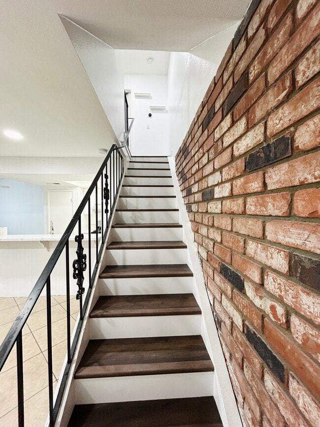 Escaleras - 1721 Normandy Pl Unidad C