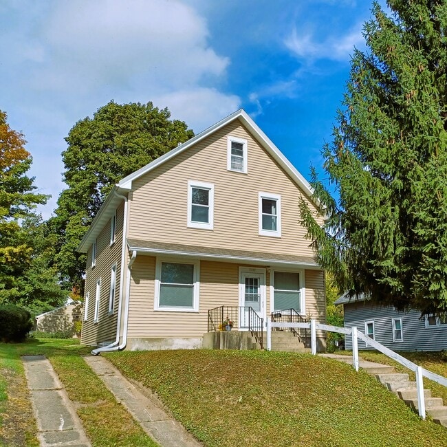 Building Photo - 1052 Poplar St Unit 1052 Poplar St