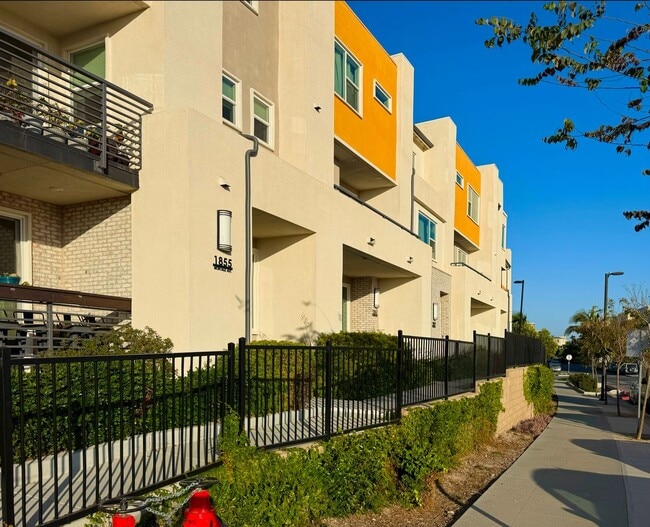 Building Photo - Welcome to a Beautiful 4-Bedroom Townhome in Millenia