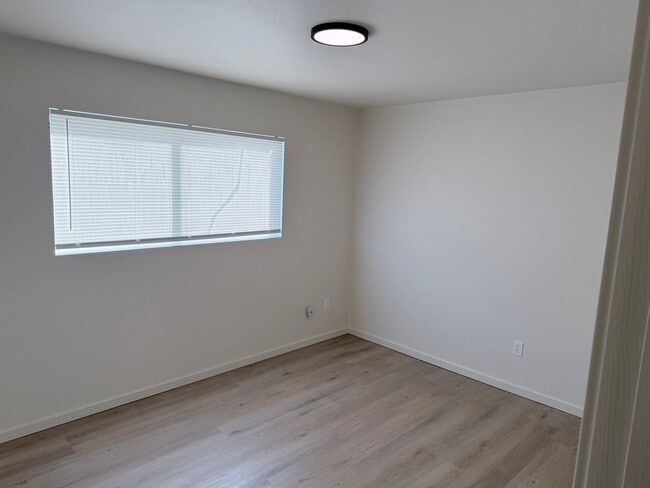 Photo - 223 E St NE Unidad 4