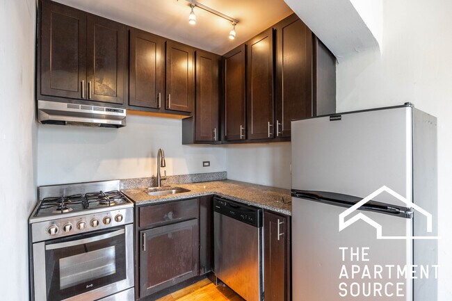 Building Photo - 4737 N Hermitage Ave Unit 401