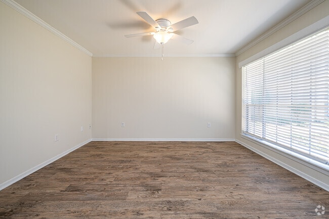 1BR, 1BA - 700SF - Living Room