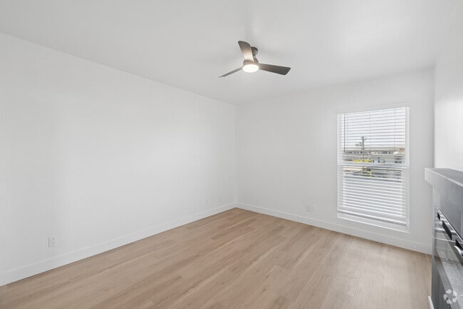 1BR, 1BA - 795SF - Bedroom