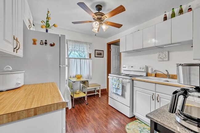 Building Photo - 307 Pleasant St Unit Upper