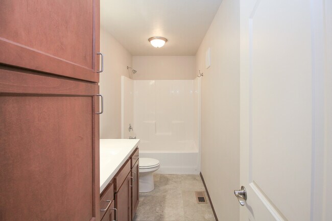 Photo - 320 Vernon Dr Unit 4