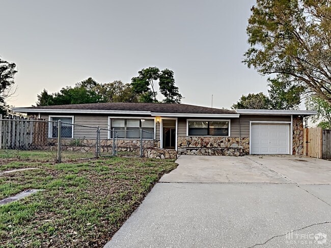 Building Photo - 2258 Lake Dr Rental
