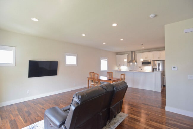 Photo - 4878 Romaine Rd