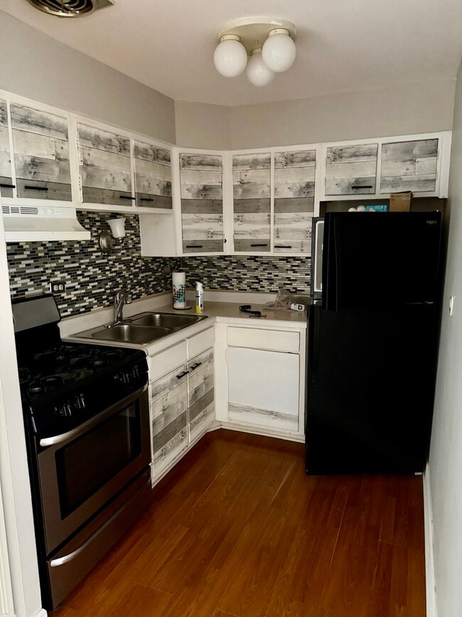 Building Photo - 5306 N Cumberland Ave Unit 401