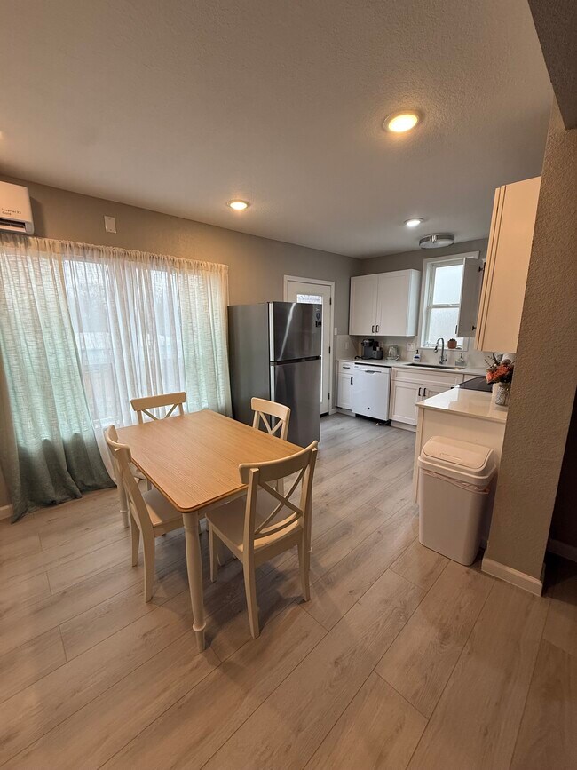 Photo - 2819 S Pine St