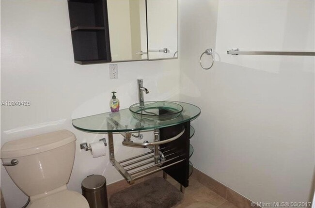 Large Bathroom Area - 252 Jefferson Ave Unidad 8