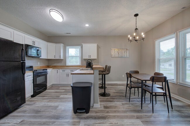 Shared Kitchen - 227 Saint Elmo Cir
