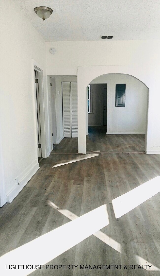 Photo - 3 Bed/1 Bath Craftsman Style Home!