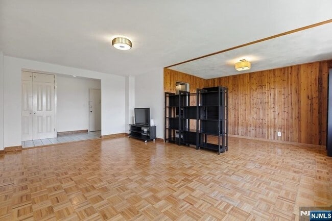 Photo - 2352 Linwood Ave Unidad #4D