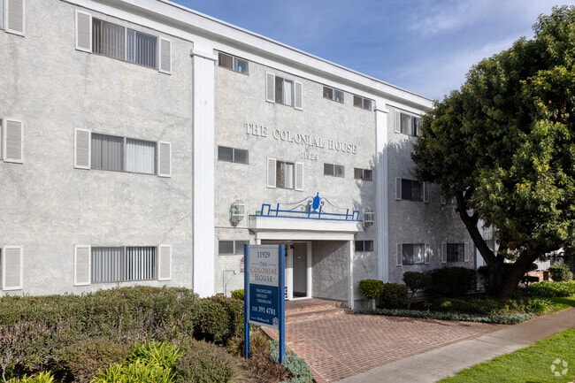 Colonial House Apartments